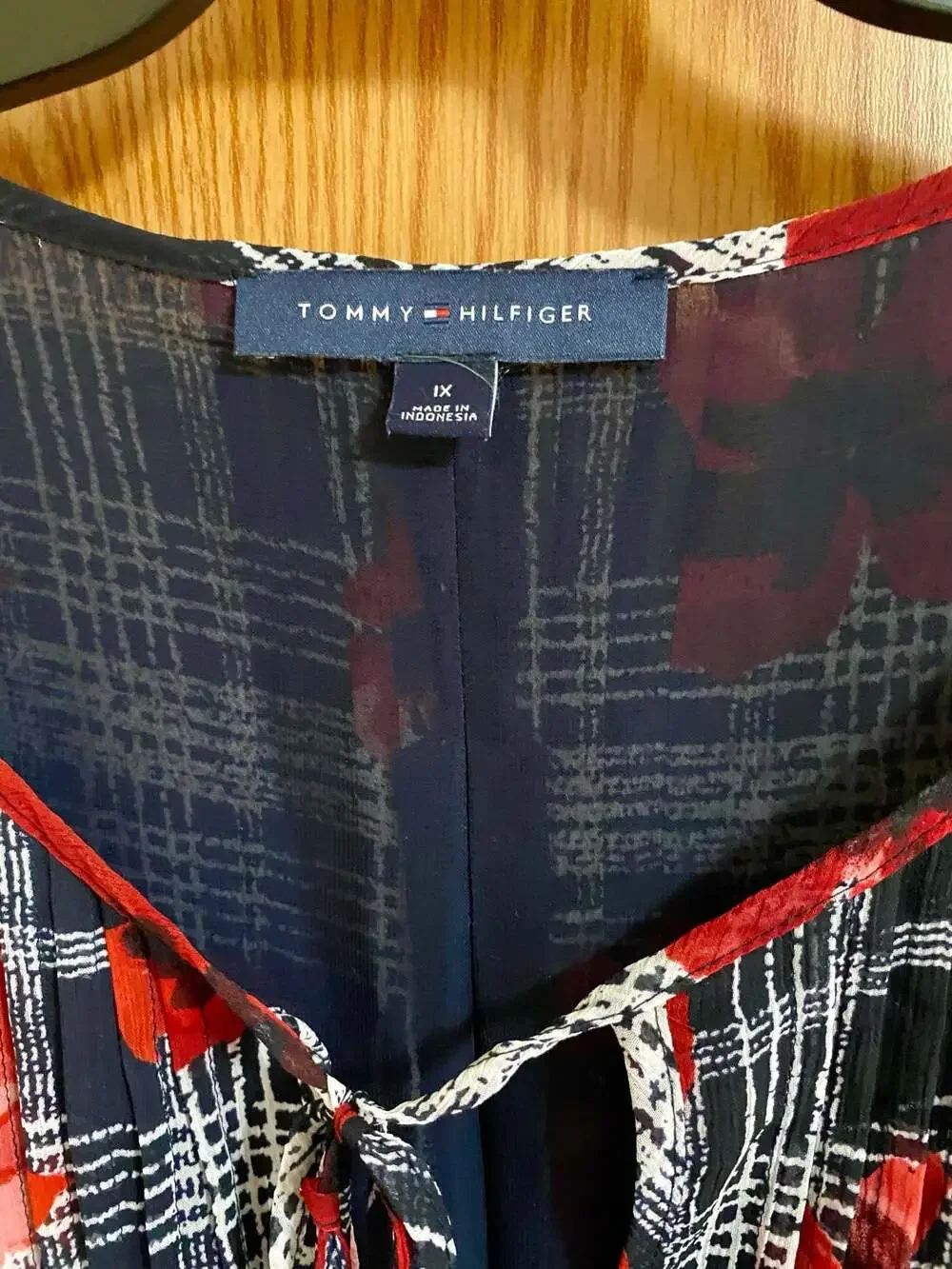 Tommy Hilfiger Women's Plus Size 1X Red Floral Plaid Tie Neck Chiffon Blouse